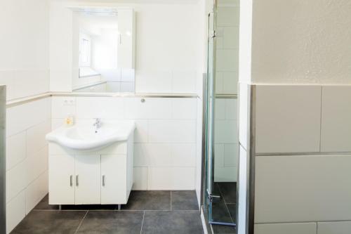 Ένα μπάνιο στο SecondHome Stuttgart - Moderne große Wohnungen nahe der hist Altstadt von Esslingen aN - versch Größen 8 - 11 - 19 Betten