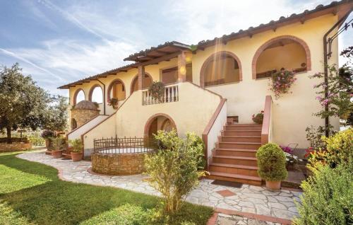 a house with a staircase in a yard at Agriturismo Mannaioni in Volterra
