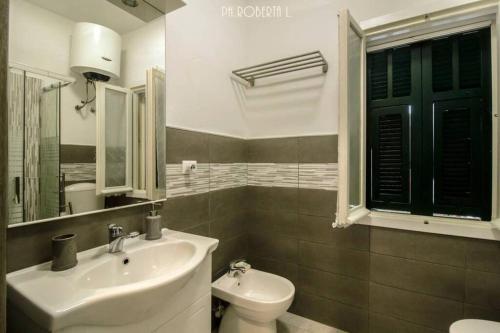 ein Bad mit einem Waschbecken und einem WC in der Unterkunft Accogliente Bussana 1 in Sanremo