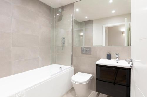 Un baño con inodoro, ducha y lavabo. en Hampden Apartments - The Diana, en Windsor