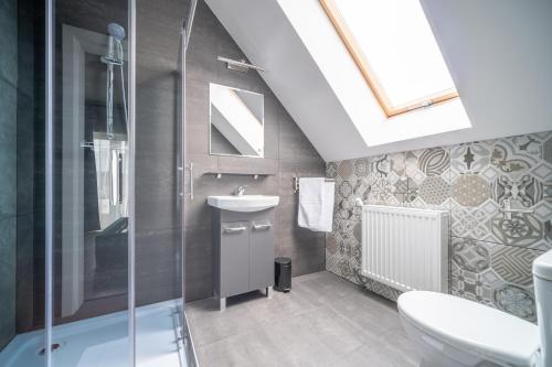 ViewMountain - Apartamenty Cieplice في يلينيا غورا: حمام مع حوض ودش ومرحاض