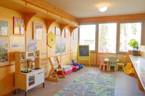 ein Zimmer mit einem Klassenzimmer mit einem Tisch und Stühlen in der Unterkunft Jugend- und Familiengästehaus Cap Wörth in Velden am Wörthersee