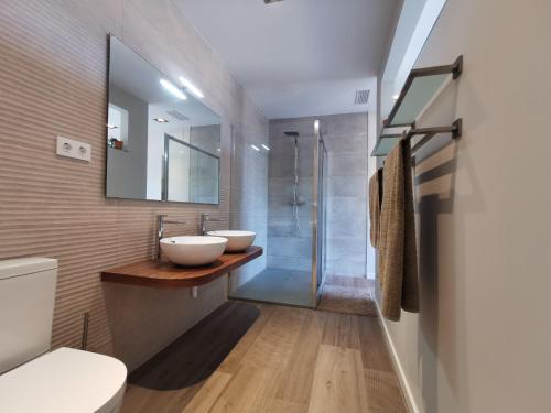 a bathroom with two sinks and a shower at Casa de la Luz in Sa-Riera