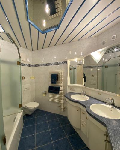 ライト・バイ・キッツビューエルにあるApartment Wachinghofのバスルーム(洗面台2台、トイレ、鏡付)
