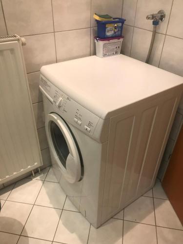 uma máquina de lavar e secar roupa num pequeno quarto em Apartment 3 min walk to Old Town em Innsbruck