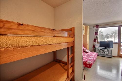 Cet appartement comprend une chambre avec deux lits superposés et un salon. dans l'établissement STUDIO 4 PERSONNES - PROCHE PIED DES PISTES - ST JEAN D'AULPS - PROCHE MORZINE - Cimes 18, à Saint-Jean-dʼAulps