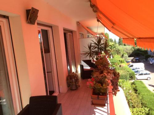einen Balkon eines Gebäudes mit Blumen und Pflanzen in der Unterkunft Quartier piscine municipale Bel Appart 4 pers terrasse parking wi-fi in Vence