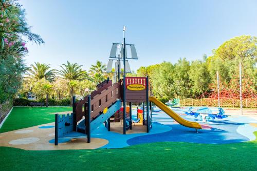 einen Spielplatz mit Rutsche in einem Park in der Unterkunft Salinello Village in Tortoreto Lido