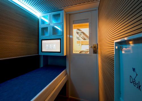 a room with a blue wall and a blue door at Resting Pods - ZzzleepandGo VCE Venice Airport in Tessera