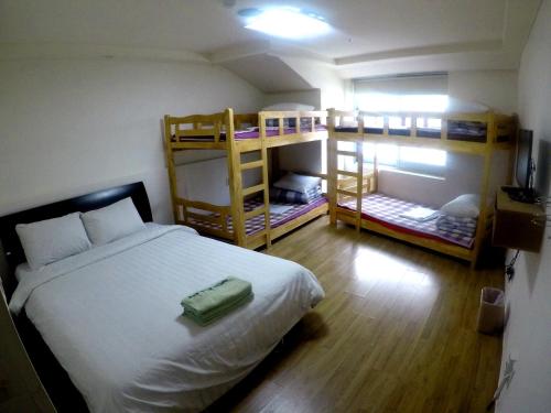 Postel nebo postele na pokoji v ubytování Busan Popcorn Hostel