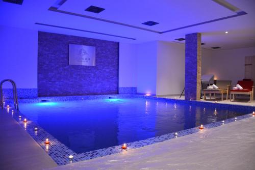 een groot zwembad met verlichting in een kamer bij Hotel Zlatni Bor in Sokolac