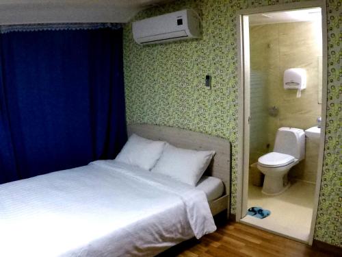 מיטה או מיטות בחדר ב-Busan Popcorn Hostel