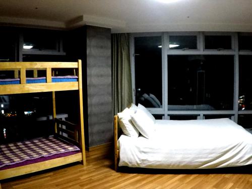 Postel nebo postele na pokoji v ubytování Busan Popcorn Hostel