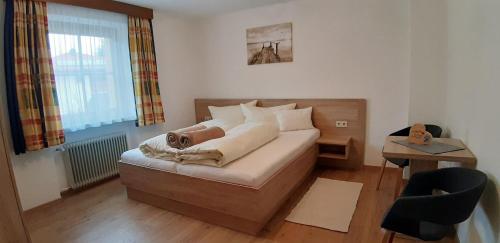 un dormitorio con una cama con una persona puesta en ella en Ferienwohnungen Krismer, en Arzl im Pitztal