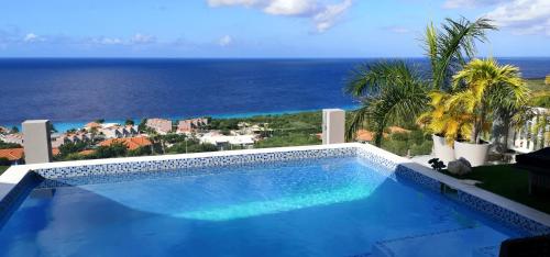 A piscina localizada em Great View Villa Galant Curaçao ou nos arredores