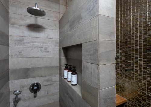 Vonios kambarys apgyvendinimo įstaigoje Modern 2BR with MAMAD by HolyGuest