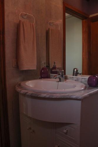 a bathroom with a sink and a mirror at Casa Fagundo in Puntagorda