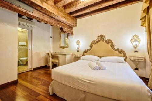 Tempat tidur dalam kamar di Hotel Vecellio Venice on the Lagoon