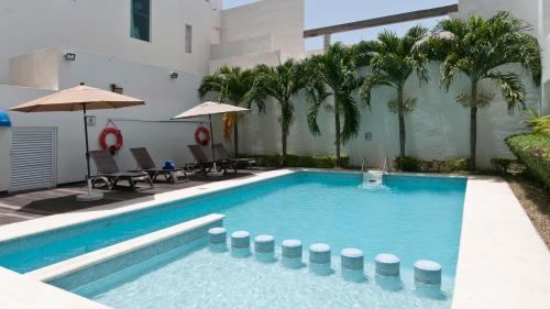 Swimming pool sa o malapit sa Holiday Inn Express Ciudad Del Carmen, an IHG Hotel