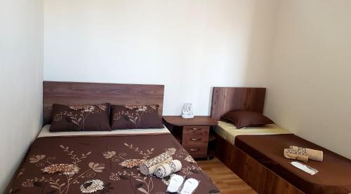 Kleines Zimmer mit 2 Betten und einem Schreibtisch. in der Unterkunft Guest house Jangulashvili in Sighnaghi