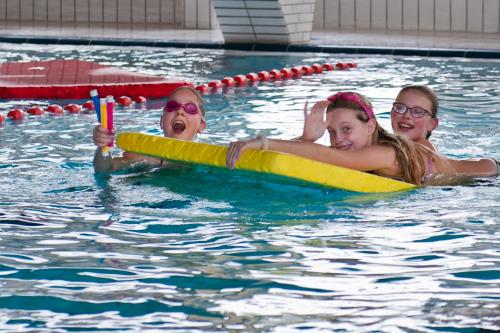 a group of people in a swimming pool at Hebrechthuis in Vlagtwedde