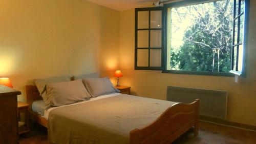 1 dormitorio con cama y ventana en Les Pucines T2 bas de villa en Six-Fours-les-Plages