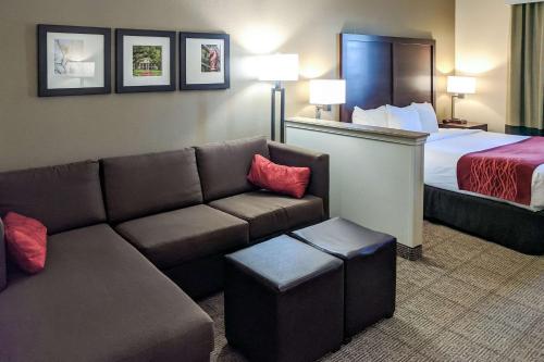 Ліжко або ліжка в номері Comfort Inn Marrero - New Orleans West