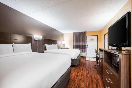 Katil atau katil-katil dalam bilik di Econo Lodge Columbus near Airport