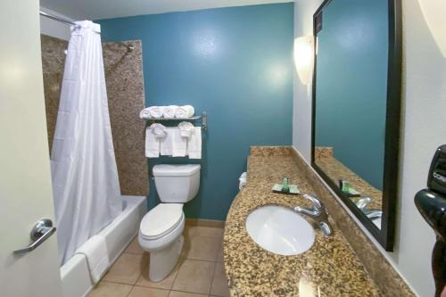 Sleep Inn & Suites Pearland - Houston South tesisinde bir banyo