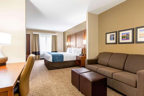 um quarto de hotel com uma cama e um sofá em Comfort Inn & Suites Pine Bluff em Pine Bluff