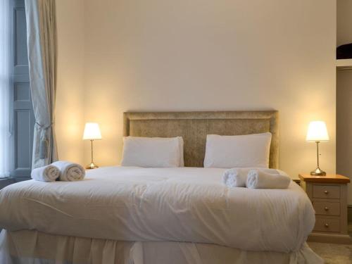 Postel nebo postele na pokoji v ubytování Grosvenor House APT 3
