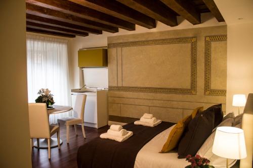 Кровать или кровати в номере Cavour44 - Palazzo Canossa