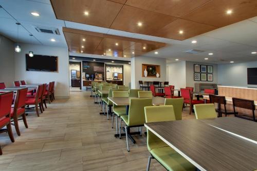 uma sala de jantar com mesas e cadeiras em Holiday Inn Express Baltimore BWI Airport West, an IHG Hotel em Hanover