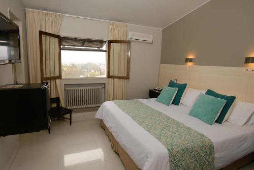Habitación de hotel con cama grande y TV en Portezuelo Hotel en Salta