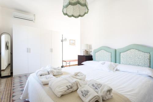 a bedroom with a bed with towels on it at Villa Jejia in Lesa