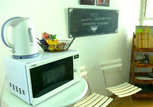 a microwave oven sitting on top of a table at AMANECER Rent Apart - Tú Hogar! Amplio y Luminoso con Desayuno in Junín