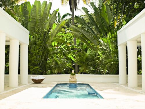 Jardín al aire libre en Couples Tower Isle