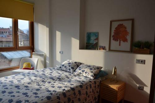 Schlafzimmer mit einem Bett und einem Fenster in der Unterkunft El Mirador de Oviedo in Oviedo
