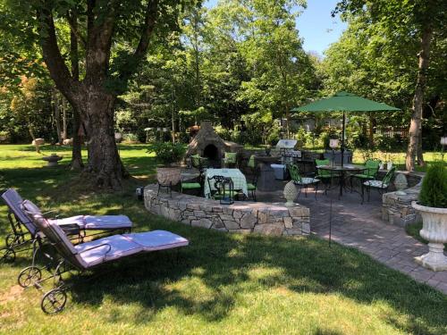Jardín al aire libre en Silvershell Inn