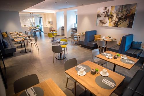 a restaurant with tables and chairs and a cafeteria at Hotel Villa Enrica in Riva del Garda