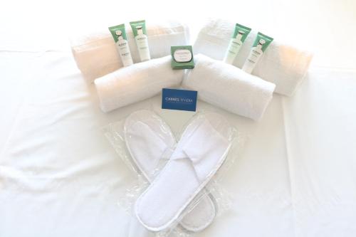 een set handdoeken en tandenborstels op een bed bij Quality 2 bedroom 9 mins from the Palais 342 in Cannes