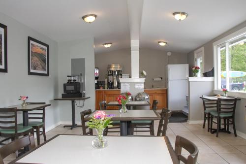 Η κουζίνα ή μικρή κουζίνα στο Bar Harbor Villager Motel - Downtown