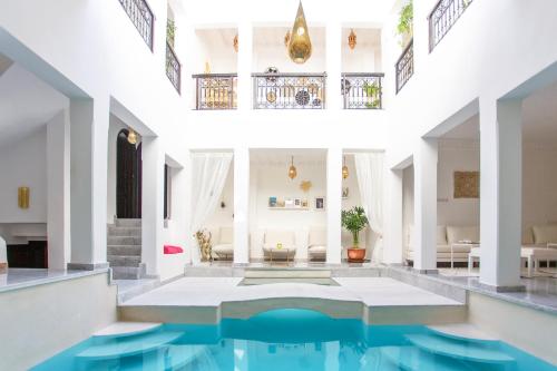 Riad Al Rimal في مراكش: منزل فيه مسبح وسط الغرفة