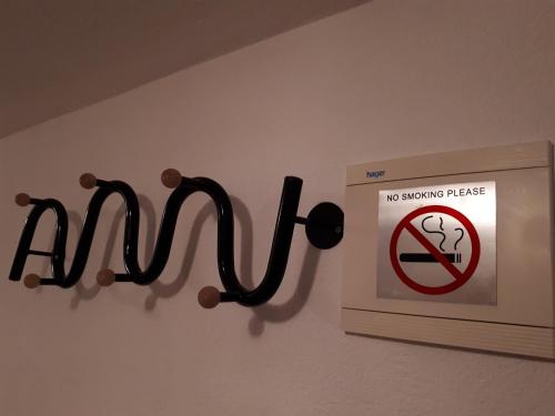 a sign that says no smoking please on a wall at Apartman Ivana in Jajce
