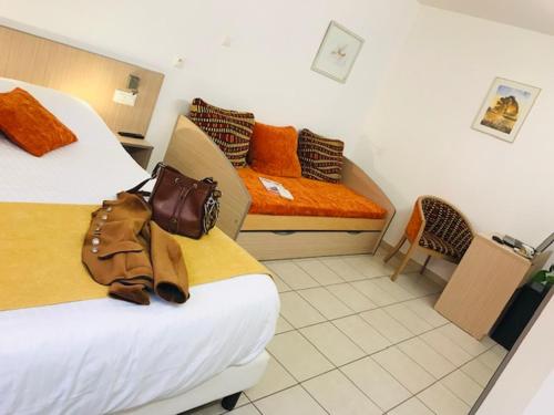 Habitación de hotel con 2 camas y sofá en Au Beaujolais Saint Jean en Belleville-sur-Saône