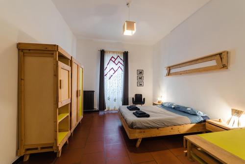 ein Schlafzimmer mit einem Bett und einem großen Fenster in der Unterkunft Palazzo Verrone in Bari