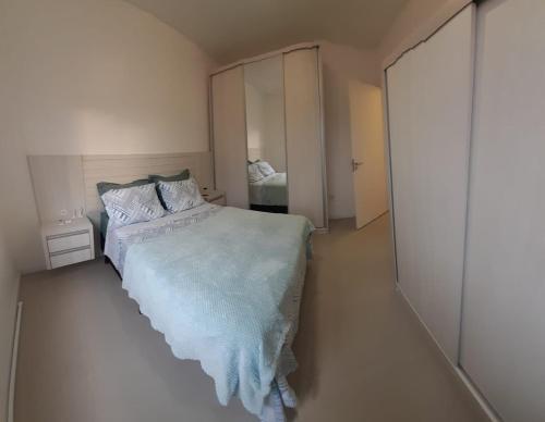1 dormitorio con 1 cama grande y armario en Apartamento 2 dormitório praia de Bombas, en Bombinhas
