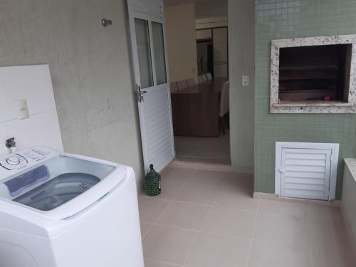baño con lavadora en una habitación en Apartamento 2 dormitório praia de Bombas, en Bombinhas