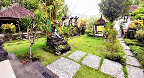 Un jardín fuera de Astana Swaha Villa