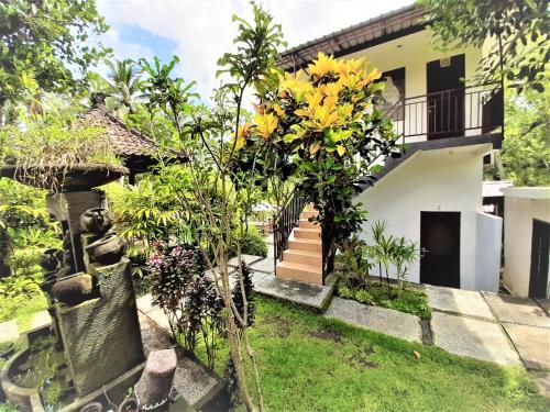 Un jardín fuera de Astana Swaha Villa